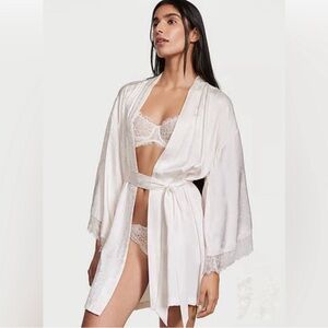 Victoria's Secret
Bridal NWT Luxe Satin Jacquard Lace Inset Robe
XL XXL